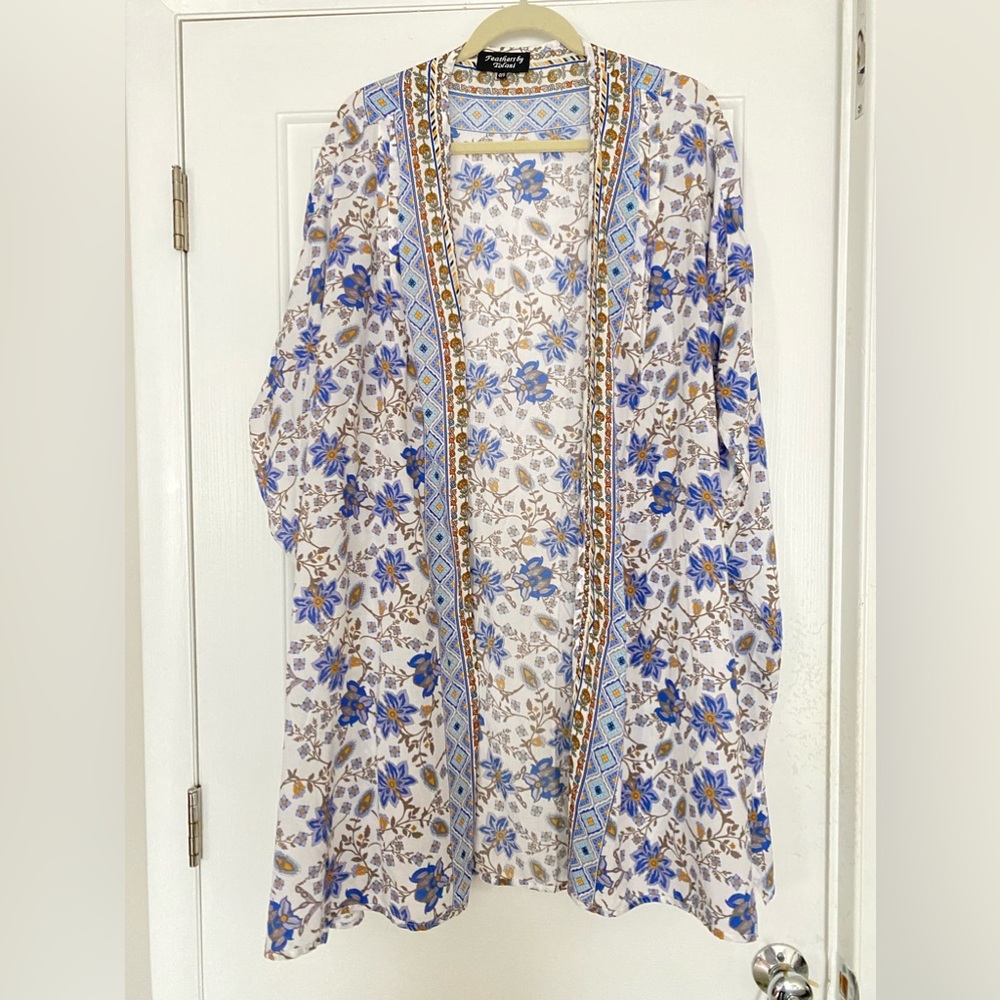 Feathers by Tolani kimono one size